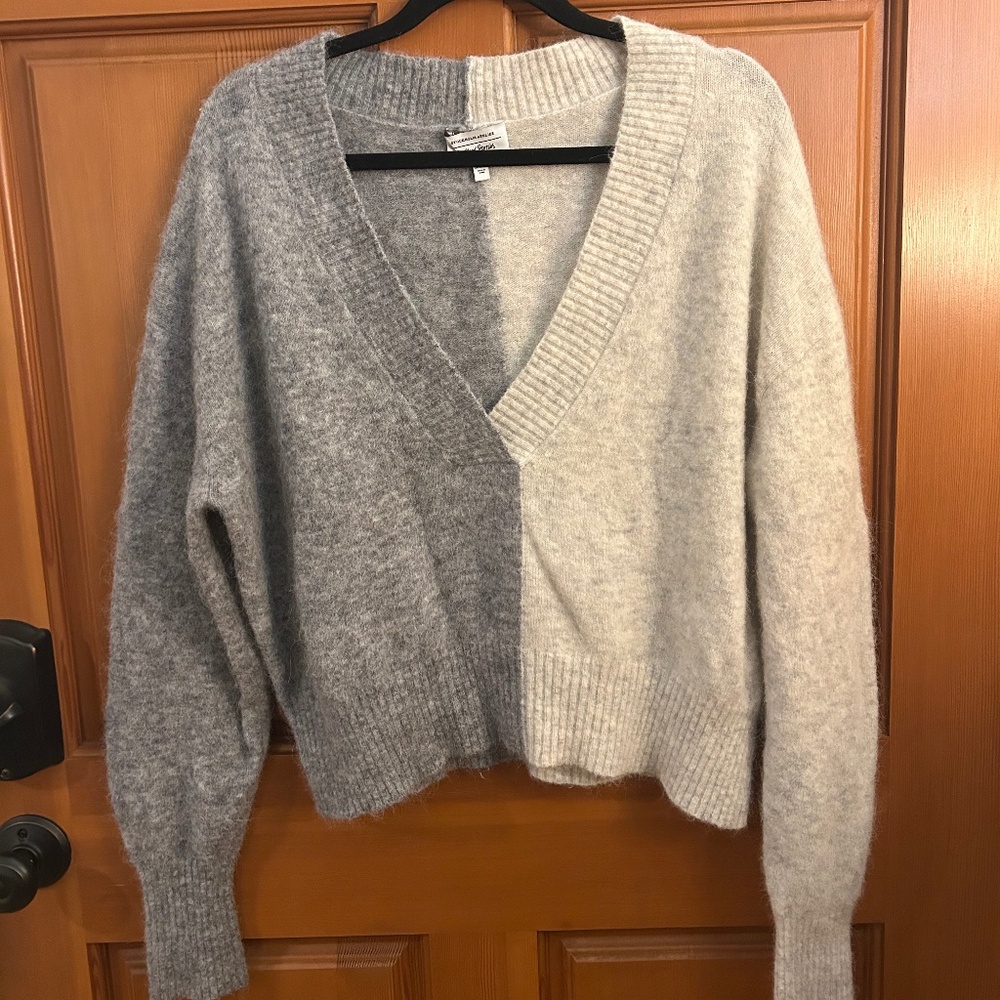 & Other Stories Cropped Two-Tone V-neck Alpaca Sweater